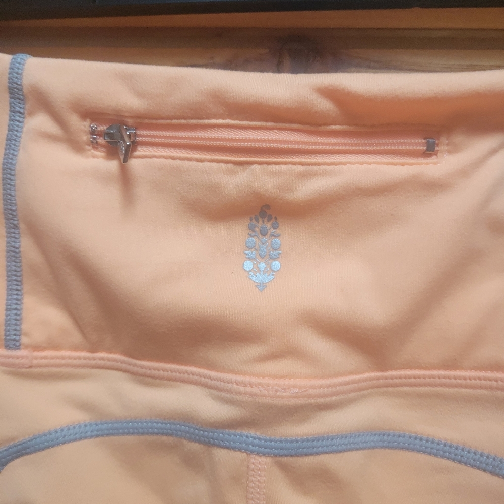 NWOT Free People leggings with reflection and ruching details size small - Picture 8 of 16